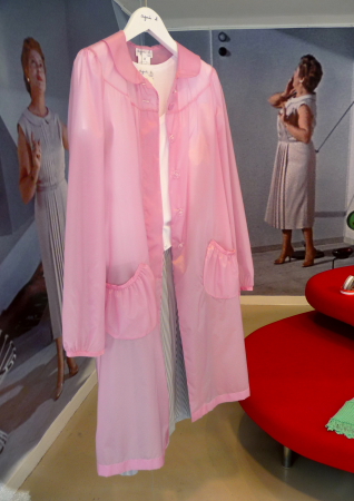 modepilot-schaufenster-paris-50er-jahre-rosa-Mantel-Regenmantel