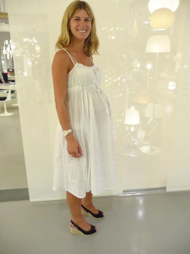 modepilot-streetstyle-schwangerschaft-sommer-2009-mode-blog-weises-kleid-schwangerschaftsmode