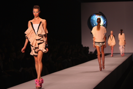 modepilot-viktor-rolf-paris-fashion-week-ete-2010-mode-blog