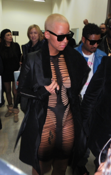 amber-rose-kayne-west-modepilot-kleid-skandal-herrenschauen-paris-januar-2010