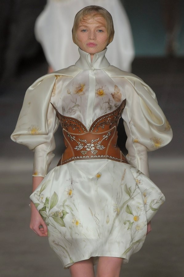 alexander_mc_queen_ss09_198-alexander_mcqueen_aw08_087-Alexander McQueen-Tod-Selbstmord-Nekrolog-Mode-Fashion-Blog-Modepilot Sommer 2009