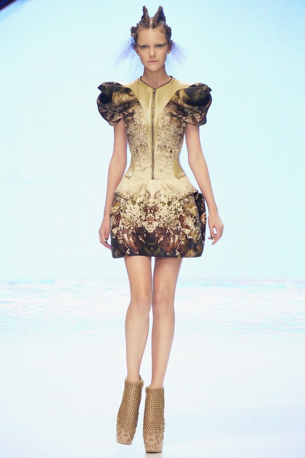 alexander_mcqueen_ss10_0286-alexander_mcqueen_aw08_087-Alexander McQueen-Tod-Selbstmord-Nekrolog-Mode-Fashion-Blog-Modepilot Sommer 2010