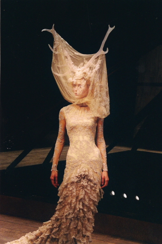 mcqueen-aw-2006-markert-modepilot-alexander_mcqueen_ss10_0854-Modepilot-fashion-Blog-Tod-Selbstmord-Alexander-McQueen