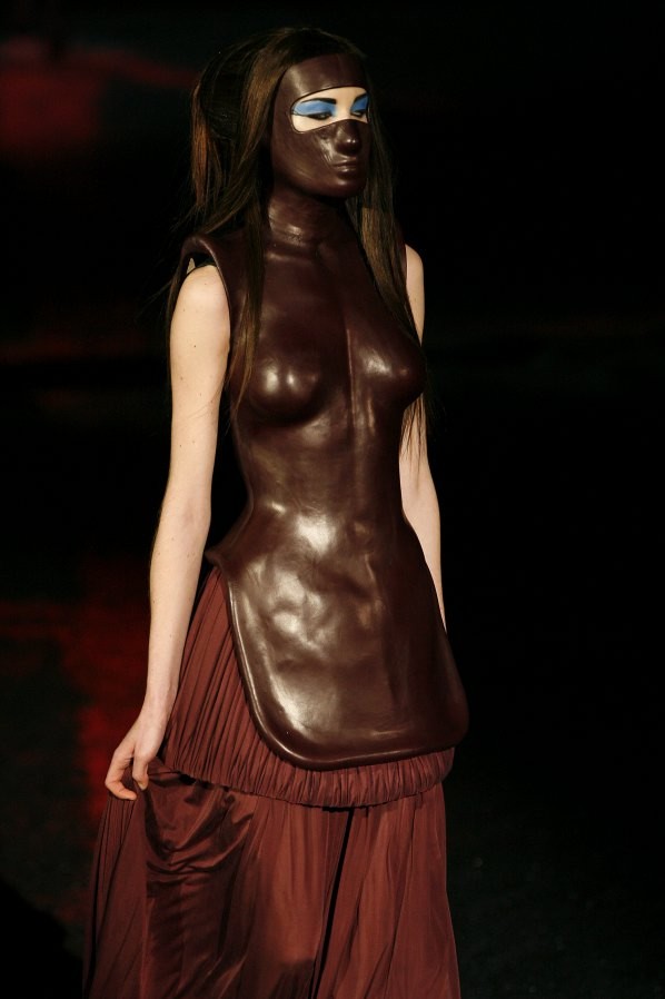 mcqueen_aw07_082-alexander_mcqueen_aw08_087-Alexander McQueen-Tod-Selbstmord-Nekrolog-Mode-Fashion-Blog-Modepilot AW 2007/08