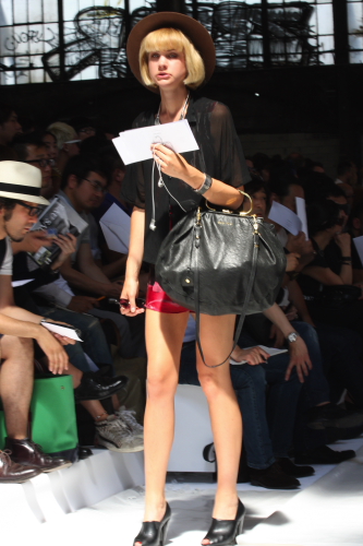 Modepilot lange Beine Hut Streestyle Fashion week Dior Paris Fashion Blog