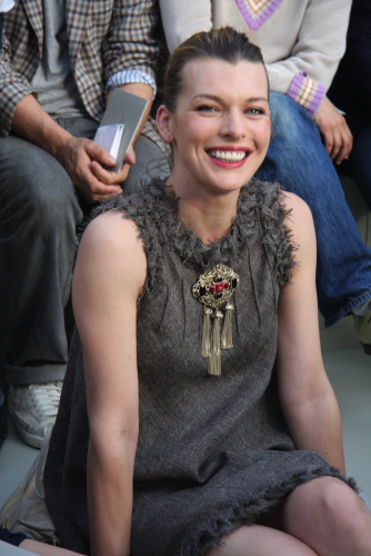 Modepilot Chanel Milla Jovovich Lächeln