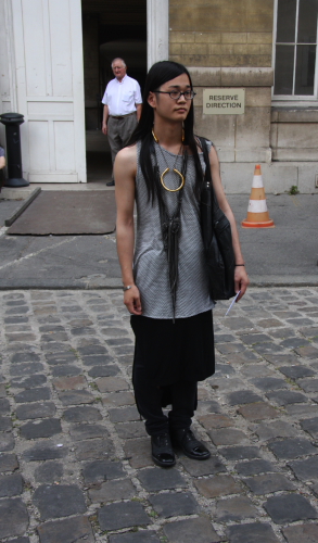 Modepilot Streetstyle Paris Japaner goldene Kette Fashion Week