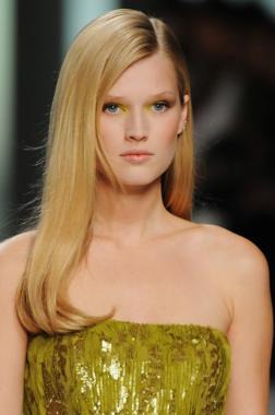 F/S 2011, präsentiert von Toni Garrn (links) und <b>Anna Schilling</b> - Toni-Garrn-Elie-Saab-Modepilot