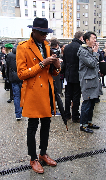 Modepilot-Streetstyle-Orangener Mantel-Männermode-Mode-Blog