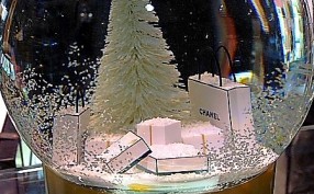 Chanel Schneekugel