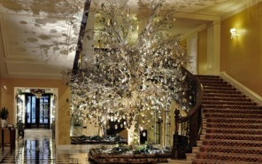Christmas-tree-mcqueens-1-modepilot-blog-claridges
