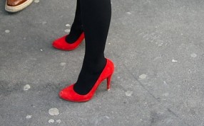 Pompon mit roten Schuhen