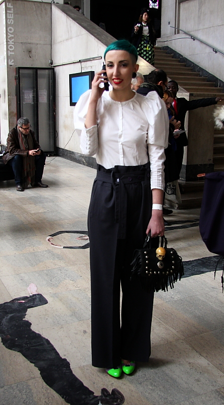 Modepilot-weiße Bluse-Streetstyle-Spezial-Mode-Blog-Barbara Markert-Dipy Dye haare Engländerin Modepilot-weiße Bluse-Streetstyle-Spezial-Mode-Blog-Barbara Markert