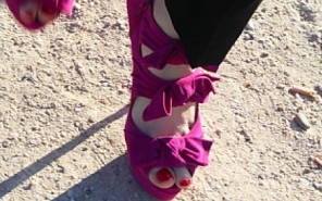Roter Nagellack zu pinken Schuhen