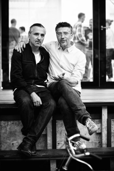 Bleibt alles in der Familie: Modemacher Kostas Murkudis (links) und Modehändler Andreas Murkudis arbeiten gut zusammen.