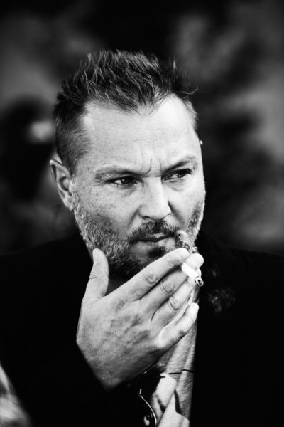 Dieser Mann, hier nach einer Céline-Schau in Paris, schaut meistens so skeptisch. Vielleicht muss ein Fotograf wie Juergen Teller einfach diesen Blick haben.