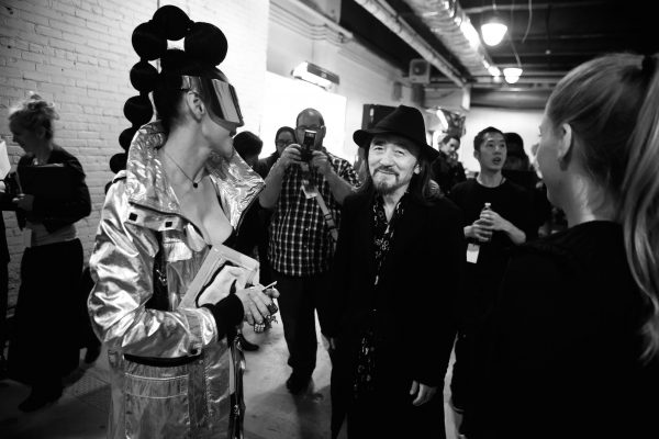 Die meisten verharren in höflicher Distanz zum Mode-Guru Yohji Yamamoto. Er selbst hält sich die Fans, wie hier im September 2012 nach der Y-3-Schau in New York, durch ein Lächeln vom Leib.