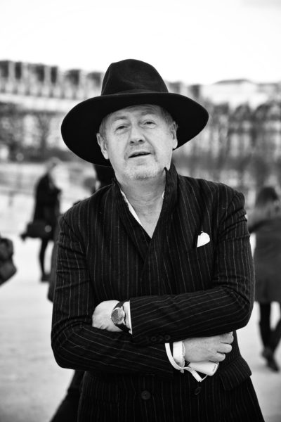 Mit Markenzeichen kennt er sich aus. Deshalb trägt Godfrey Deeny, der Chefkritiker des „Figaro“, ein Einstecktuch – und deshalb ragt er mit diesem Hut heraus.