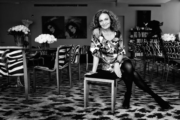 Kein Wunder, dass auch Andy Warhol sie verewigt hat: Diane von Fürstenberg, hier in ihrem Büro im Meatpacking District, kann sich fürs Foto malerisch auf den Hocker drapieren.