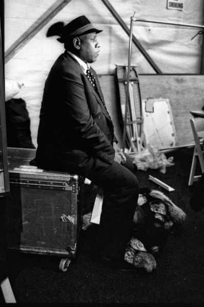 André Leon Talley interpretiert die Formen stets locker. Warum nicht im Anzug mit Gamsbarthut backstage bei Prada rumhocken?