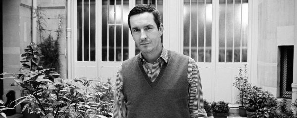 Dieser Mann lässt sich wirklich ungern fotografieren. Im Jahr 2003 macht Dries van Noten eine Ausnahme. So richtig wohl scheint er sich dabei nicht zu fühlen.