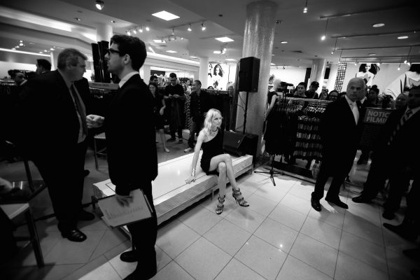 Eigentlich soll Model Karolina Kurkova im September 2011 bei Macy´s am Herald Square für gute Verkaufsstimmung sorgen. Aber auch ein Supermodel muss sich mal ausruhen. Und die meisten Kunden trauen sich gar nicht, sie anzusprechen.