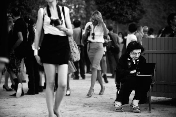 Andere erholen sich nach der anstrengenden Schau in den Tuilerien. Suzy Menkes, hier noch in Diensten der „Herald Tribune“, legt vor der Tür erst richtig los.