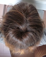 graue Haare, kleine abstehende Haare, die nach Babyoffices Geburt ...  width=