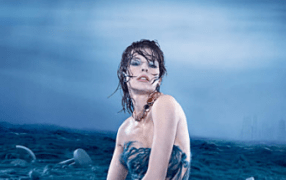 Milla Jovovich in Tsunami-Blau