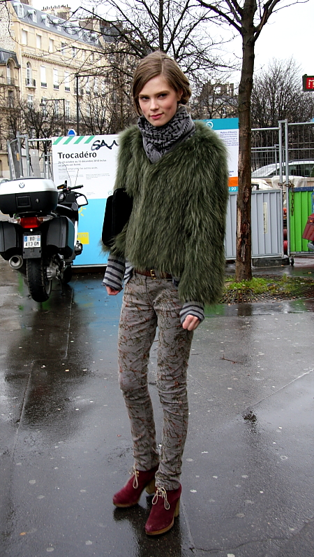 Modepilot-frierendes Model-Mode-fashion-Streetstyle-Pelzjacke-Printed Jeans-Mode-Blog
