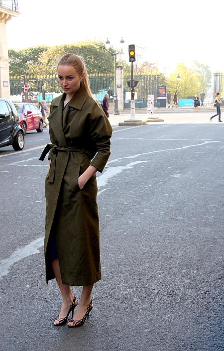Modepilot-grüner Mantel-Streetstyle-Paris-Mode-Fashion-Blog-Barbara Markert