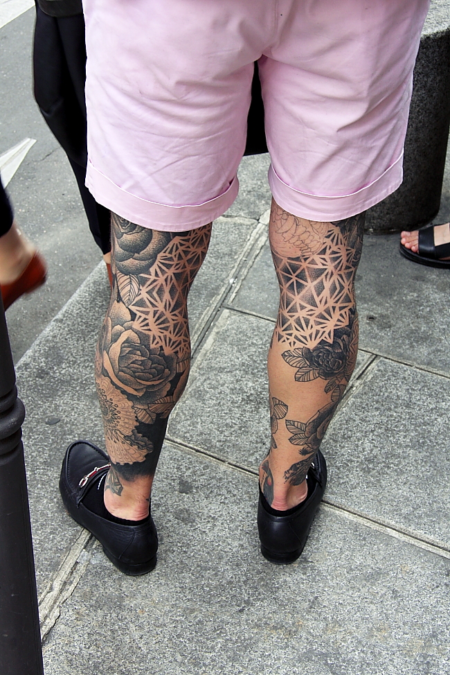 Streetstyle SommerOutfit Tattoo zur Short Modepilot