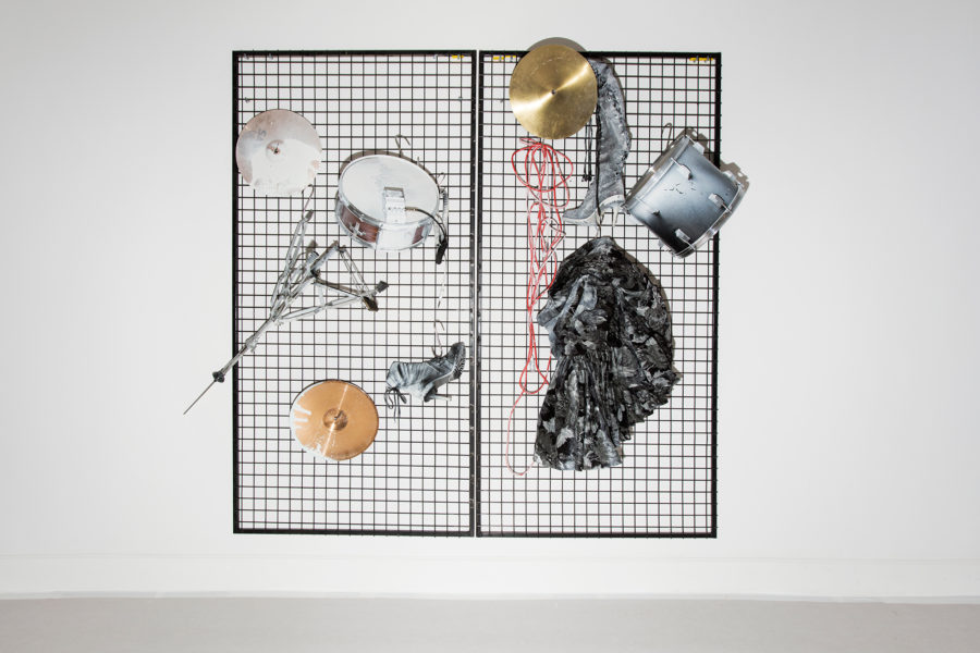 Außerdem in der Galerie zu sehen: eine Kunstinstallation aus weiß besprühten Stücken von der Präsentation in Paris
