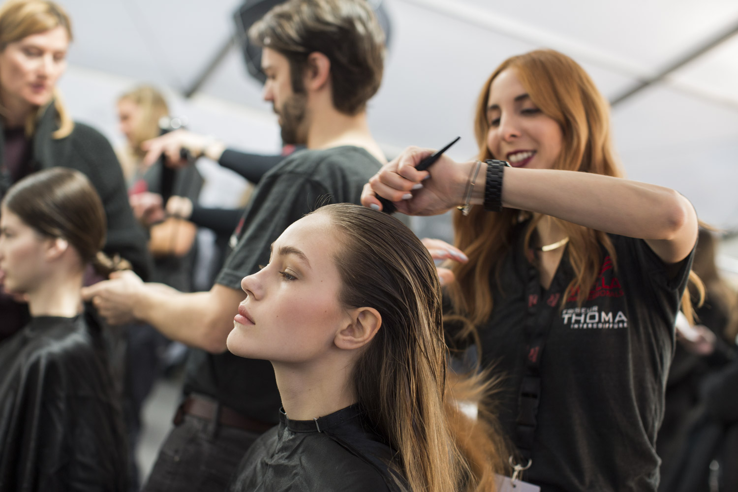 Die Haare ordentlich zurückkämmen.