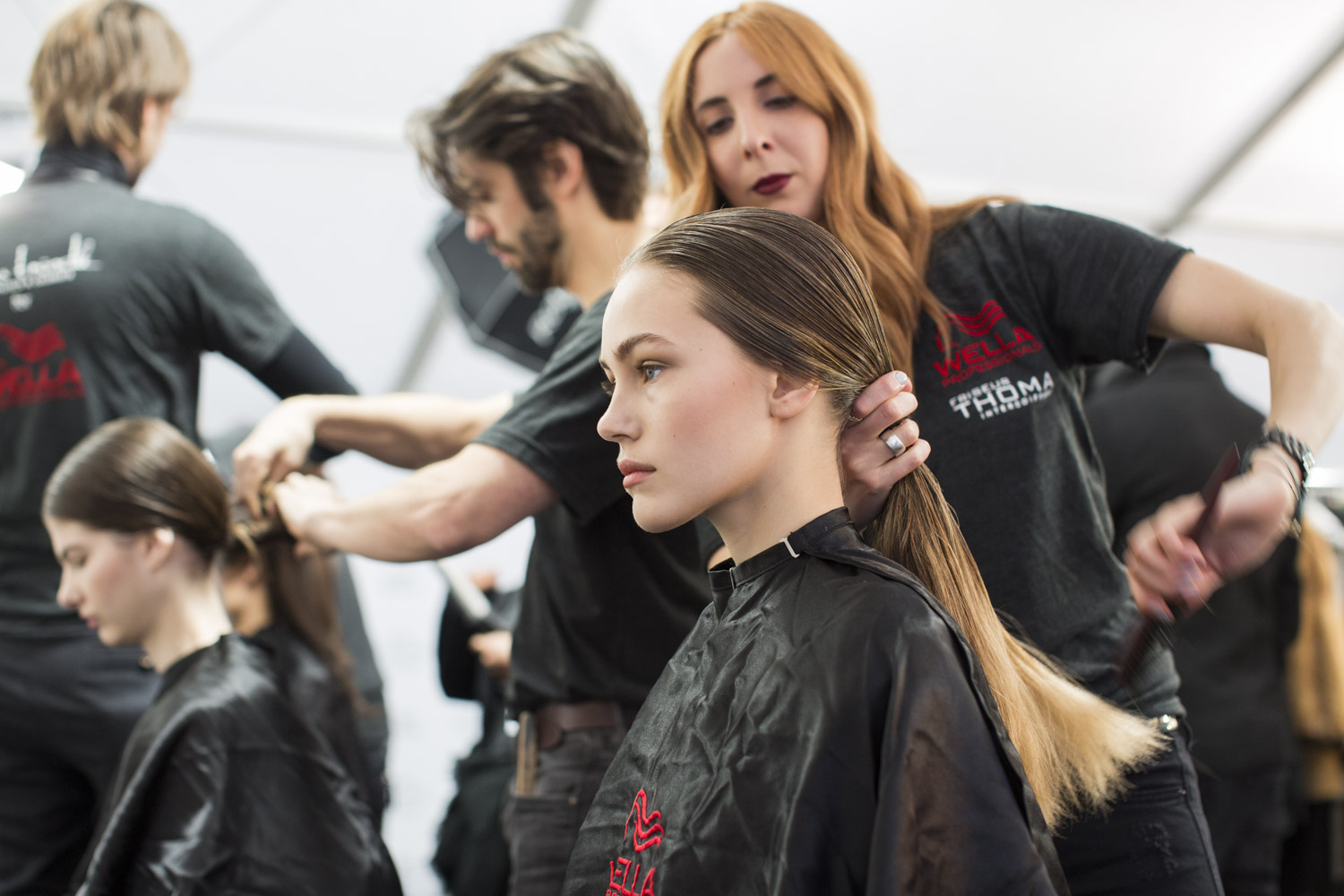 Die Haare nach hinten und über die Ohren kämmen.