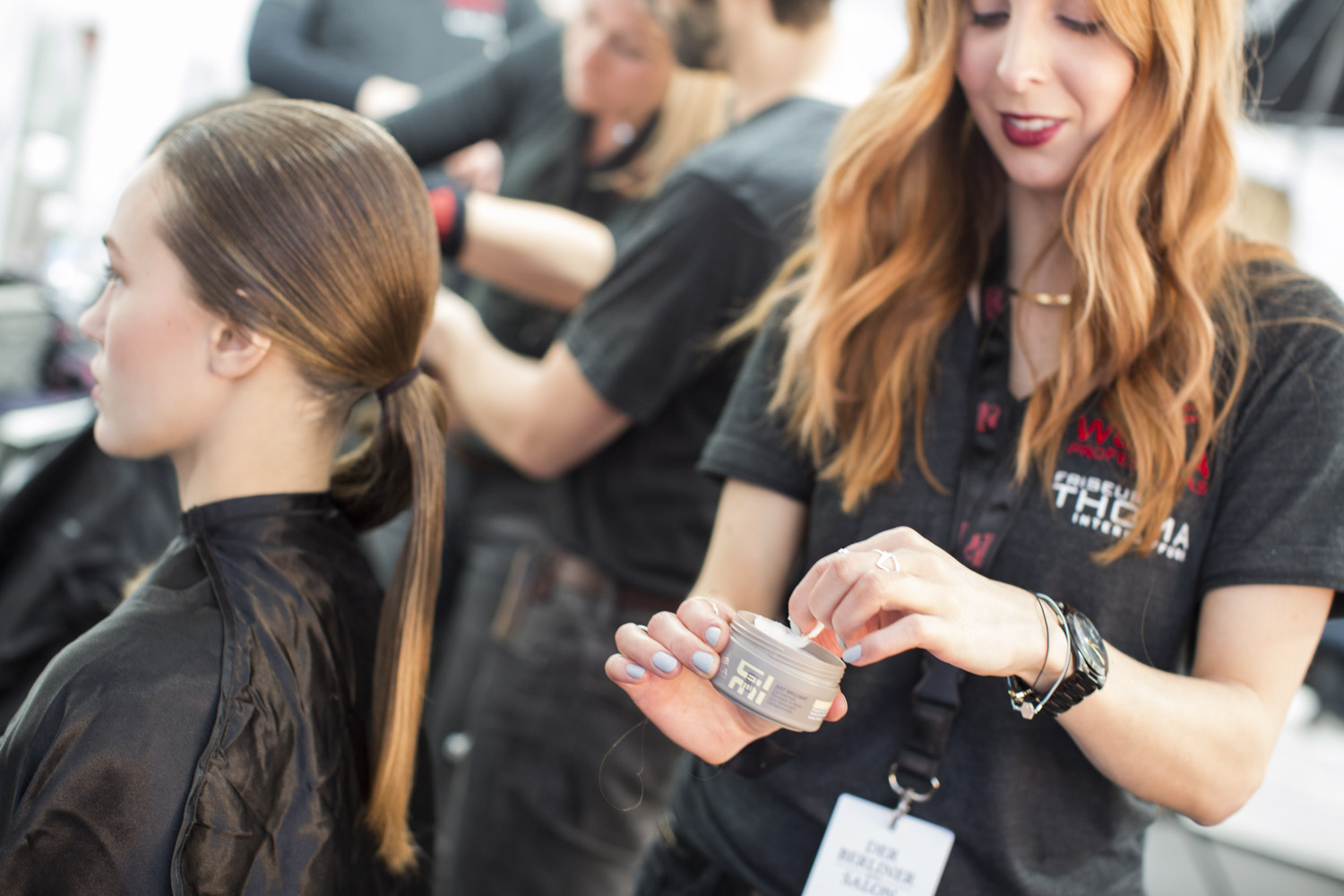 Nun werden die Längen mit einer glänzenden Pomade geglättet. Bye-Bye Frizz!