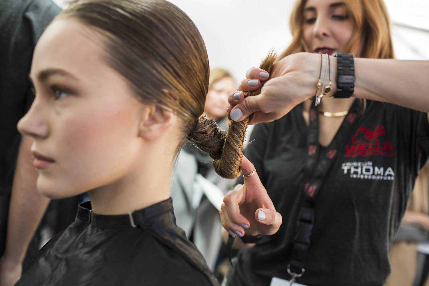 Let's Twist! So wie man manchmal gedankenverloren einen einzelne Strähne zwischen den Fingern zwirbelt, die Haare fest drehen. Die "Kordel" bildet sich durch die Drehung automatisch.