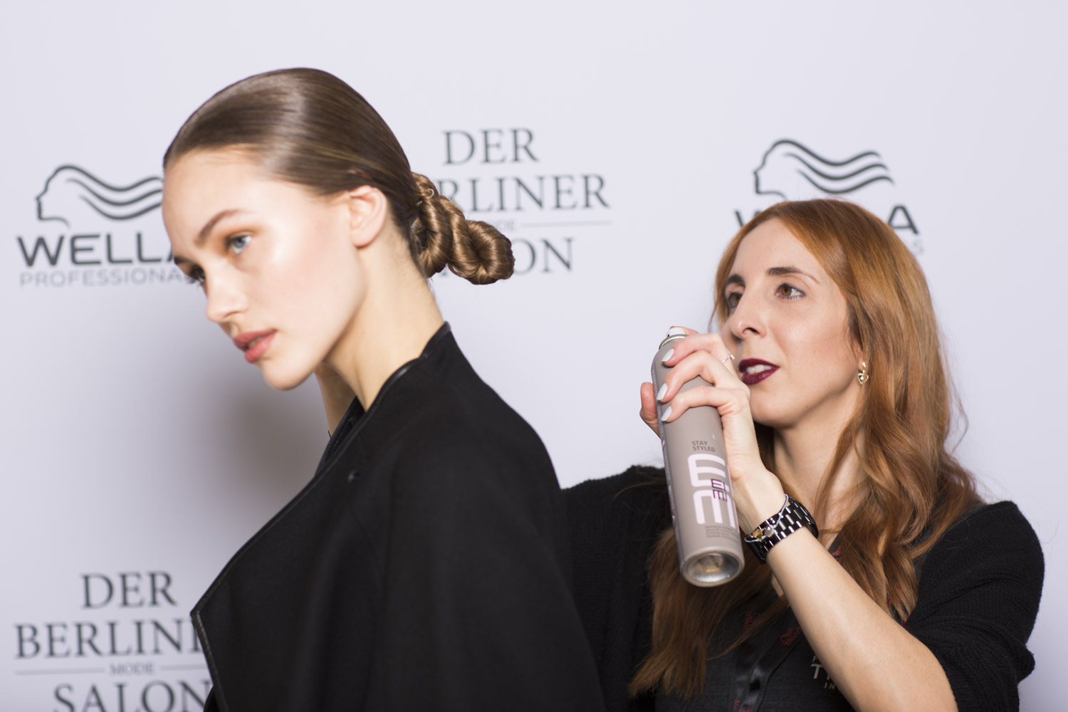 Geschafft! Nun folgt das Finish mit einem Haarspray. Bei Wella wird das schützende Produkt "EIMI Stay styled" verwendet.