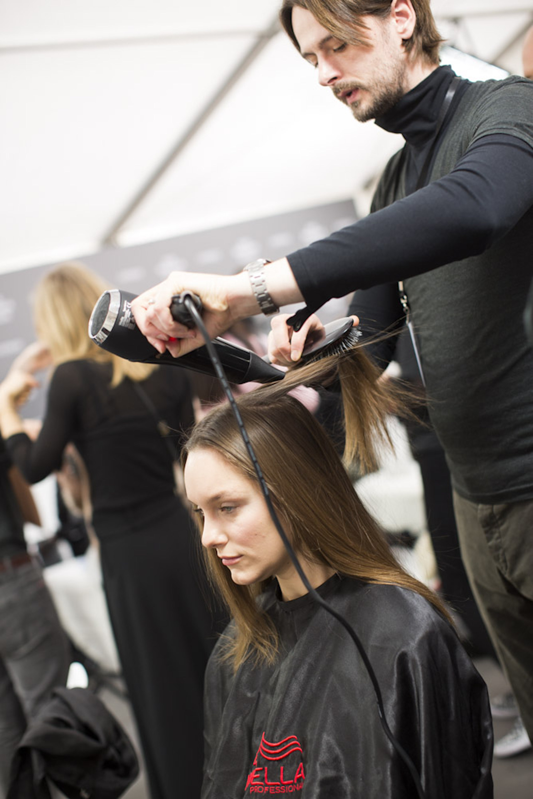 Haare über eine breite Bürste glatt föhnen.