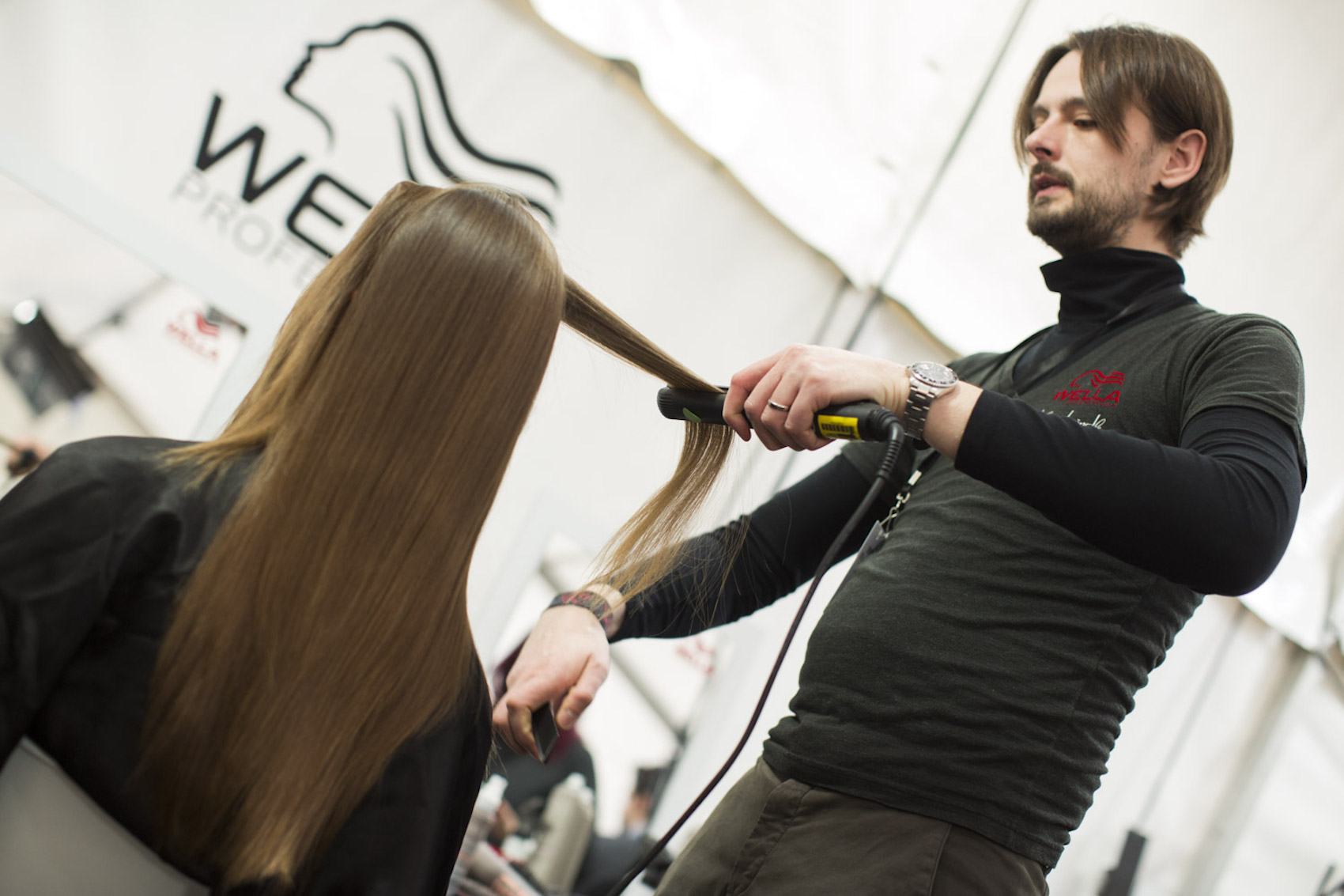 Damit die Haare wirklich "Sleek" sind, mit einem Glätteeisen nacharbeiten.