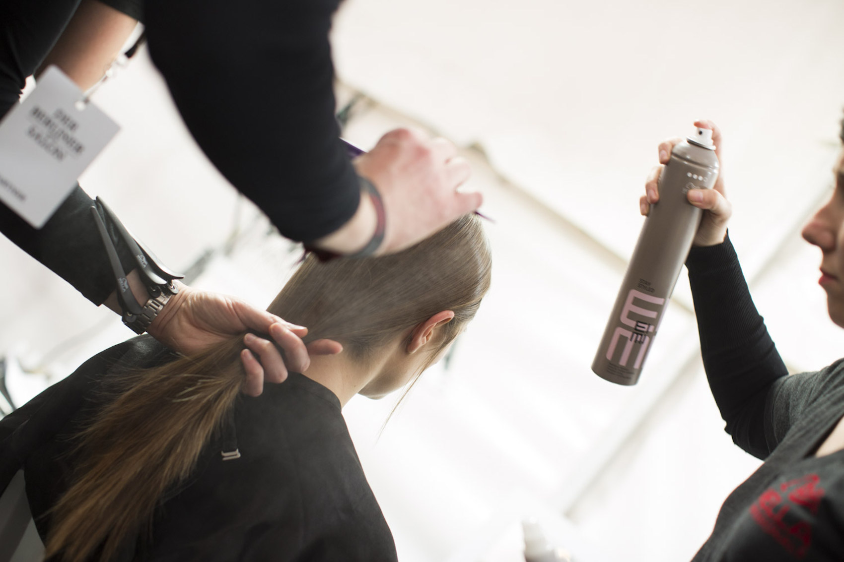 Tiefen Zopf abbinden und fliegende Haare behutsam mit einem Haarspray fixieren.