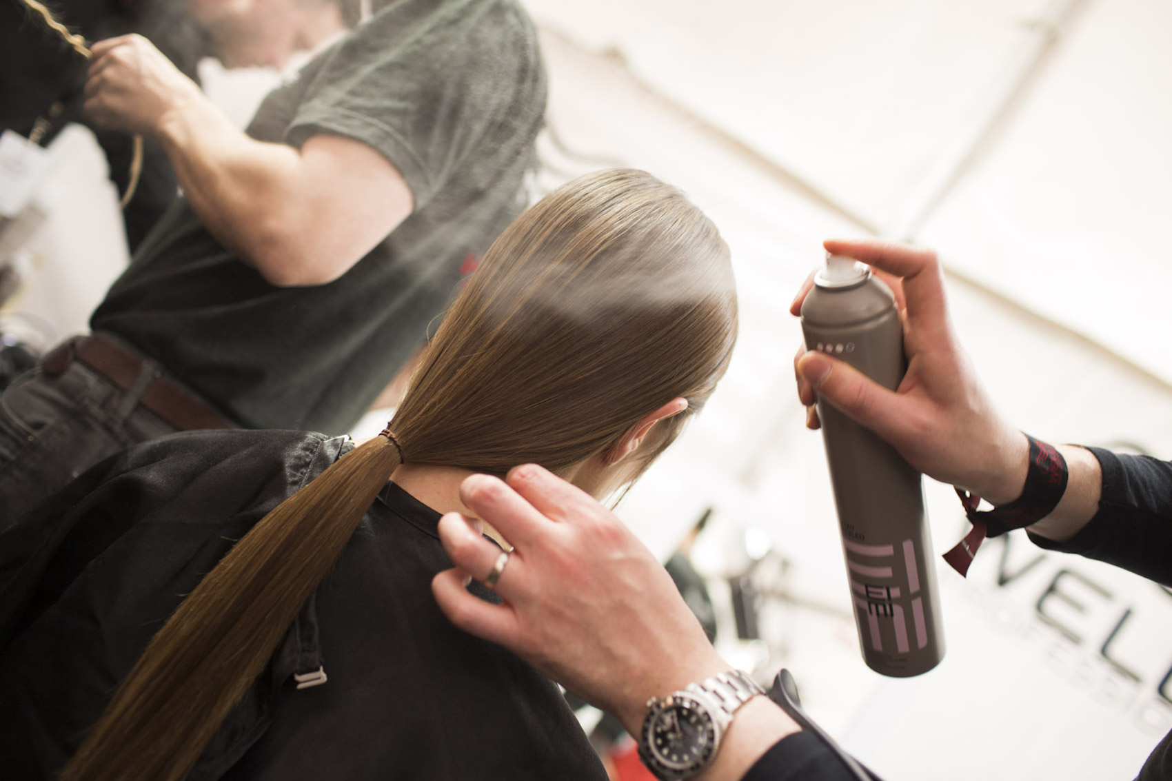 Und schlussendlich noch einmal mit Haarspray fixieren.