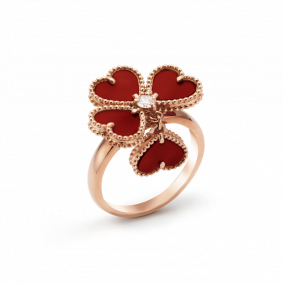 Verspielt: 'Sweet Hearts'-Ring von Van Cleef &amp; Arpels aus 18 Karat Roségold mit vier Karneolen und einem Diamanten (0,08 Karat).