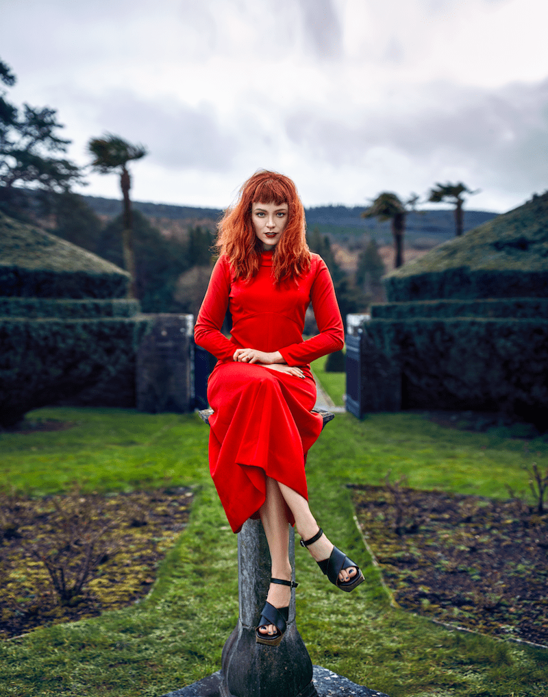 Mercedes Helnwein Modepilot ich Magazin rotes Kleid