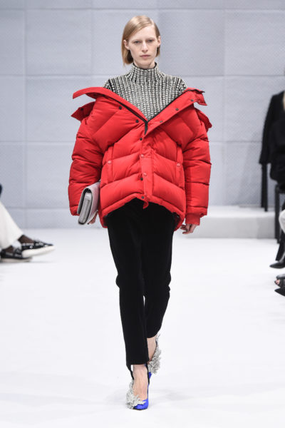 trend daunenjacke pufferjacket designer balenciaga rot schulter julia nobis catwalk laufsteg modepilot