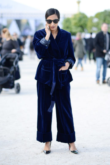 Street Style aus Paris: Anzug aus Samt im Pyjama-Cut blue velvet dandy