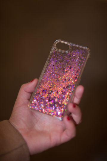 Weihnachtsgeschenke für die beste Freundin: Fashionista Die gute Art von Kitsch: iPhone-Case mit Glitzer-Sternen-Flüßigkeit. Um 29,90.