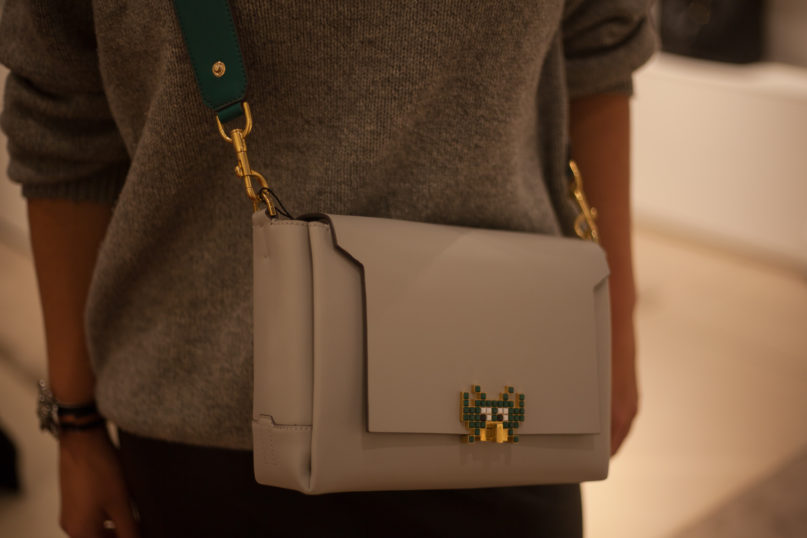 Tasche "Space Invader" von Anya Hindmarch mit verstellbarem Gürtel in Petrol