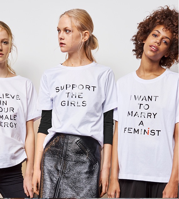 Gemeinsam mit Glamour hat Dorothee Schumacher T-Shirts mit feministischer Botschaft entworfen. Um 89 Euro, abs sofort erhältlich.