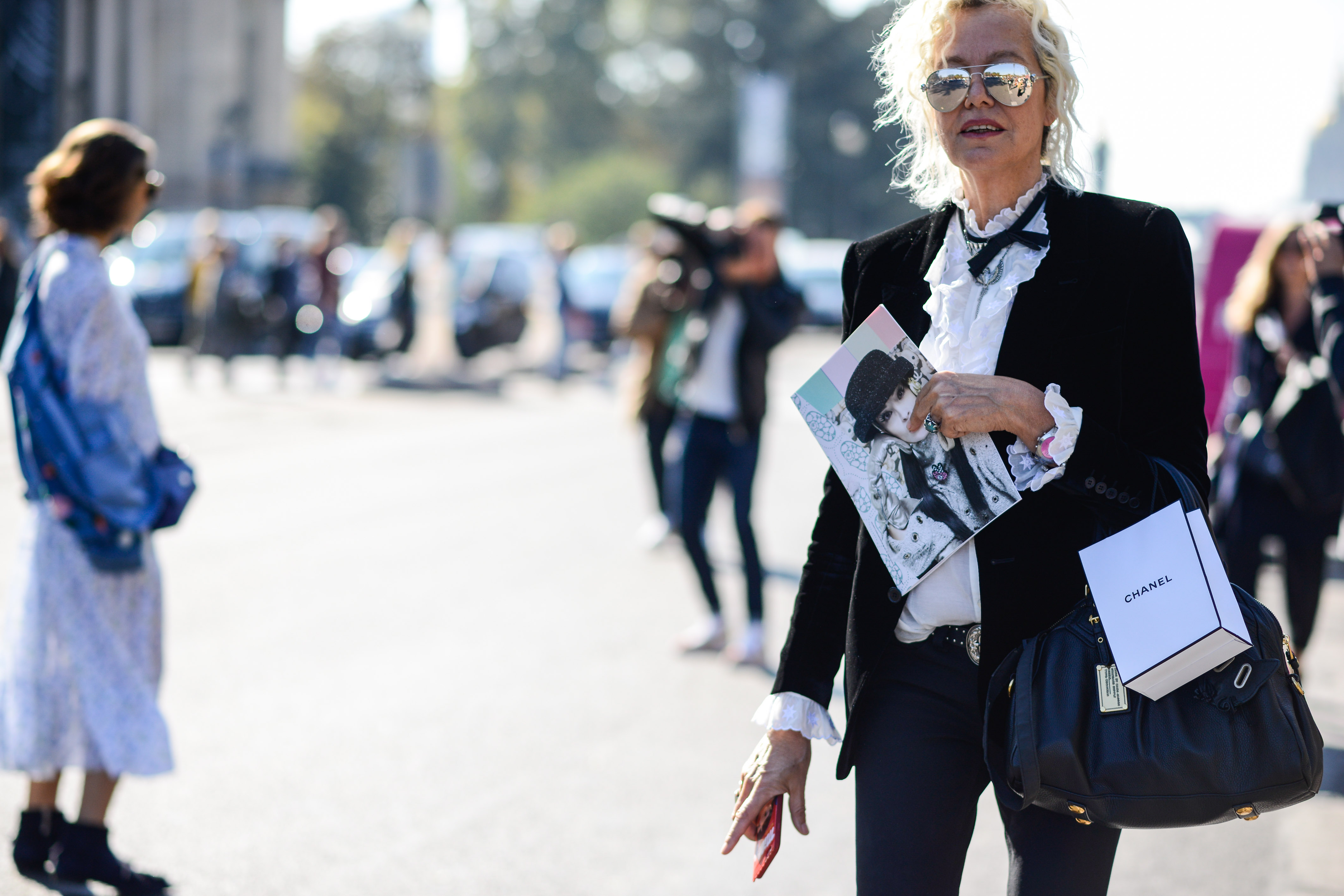 Street Style: Fotografin Ellen von Unwerth in einer Rüschenbluse, nach der Chanel-Show in Paris.